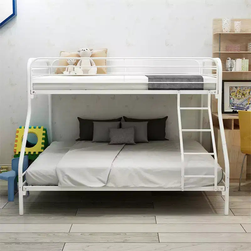 Letto a castello in metallo a una piazza e mezza con ringhiera di protezione e scaletta