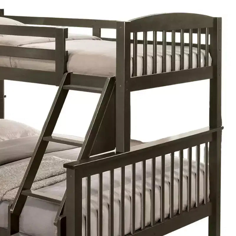 Letto a castello matrimoniale su una piazza e mezzo con scaletta angolata – Legno massello grigio a doghe