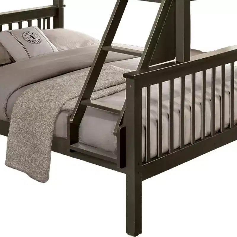 Letto a castello matrimoniale su una piazza e mezzo con scaletta angolata – Legno massello grigio a doghe