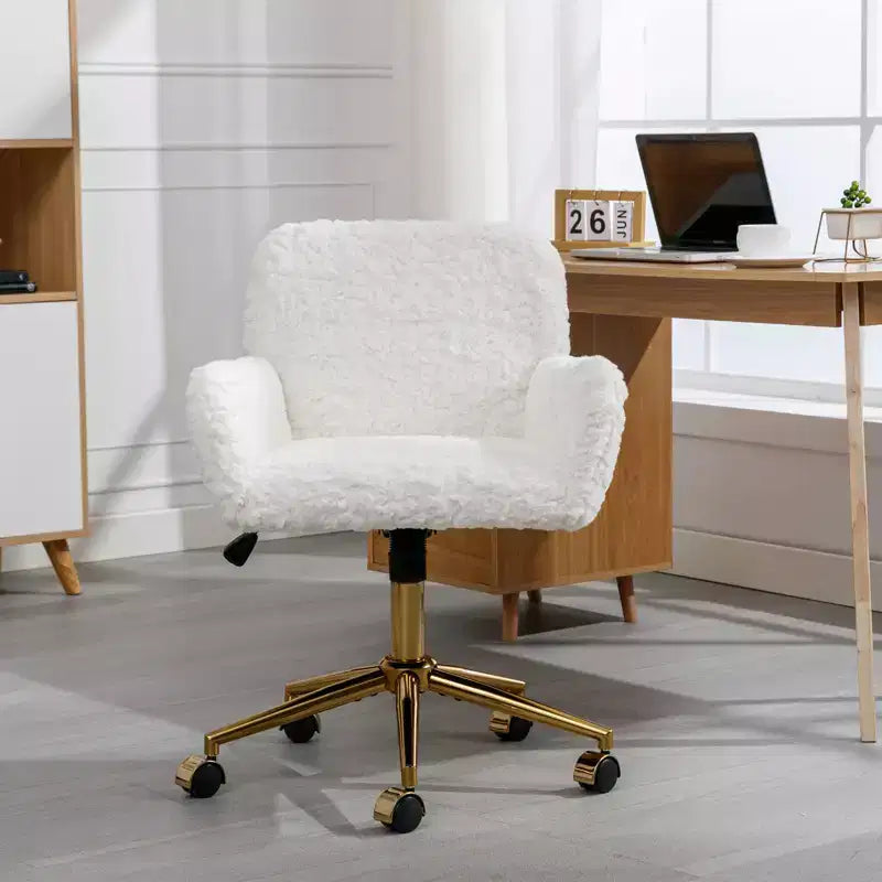 Sedia da ufficio regolabile in pelliccia sintetica di coniglio con base in metallo dorato, beige
