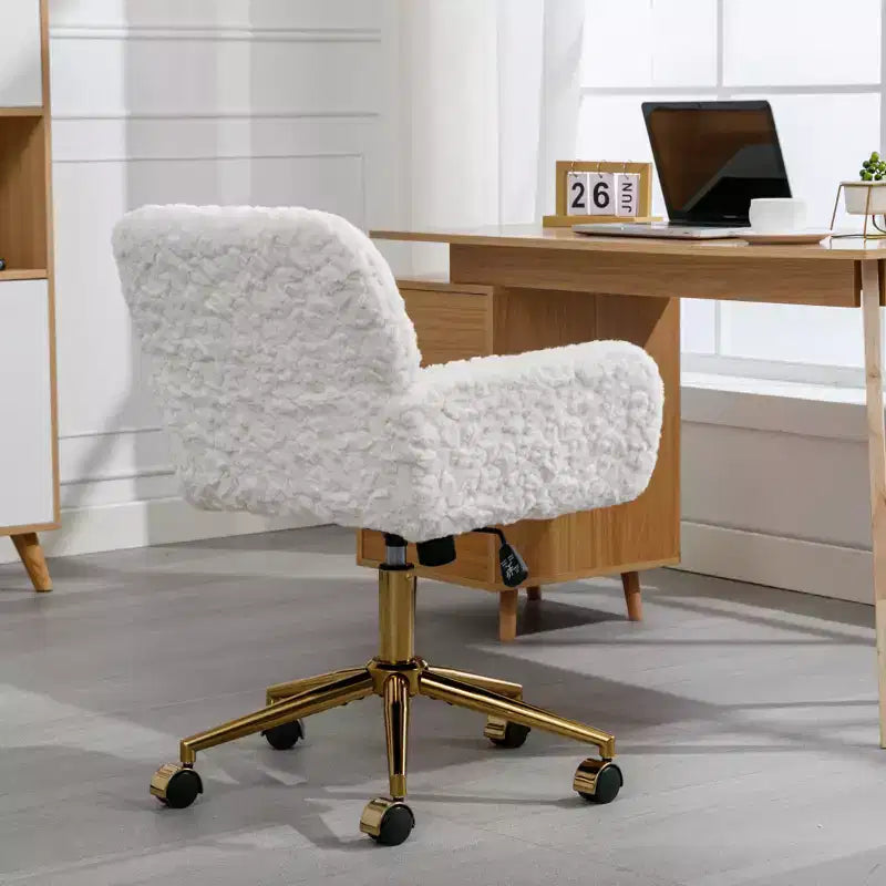 Sedia da ufficio regolabile in pelliccia sintetica di coniglio con base in metallo dorato, beige
