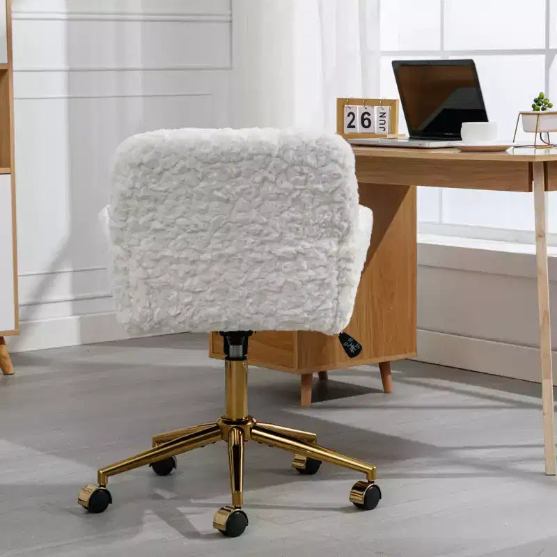 Sedia da ufficio regolabile in pelliccia sintetica di coniglio con base in metallo dorato, beige